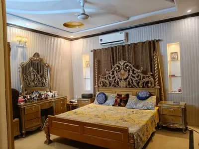 10 Marla used 5 bed house for sale in Wapda Town, bedroom